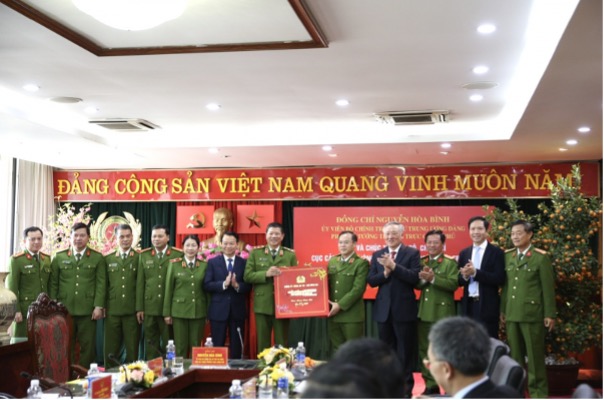Phó Thủ tướng Thường trực Nguyễn Hòa Bình giao nhiệm vụ cho lực lượng Cảnh sát phòng chống tội phạm về môi trường