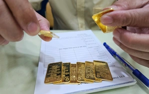 Giá vàng hôm nay 15-9: Vừa mở cửa, tiếp tục giảm