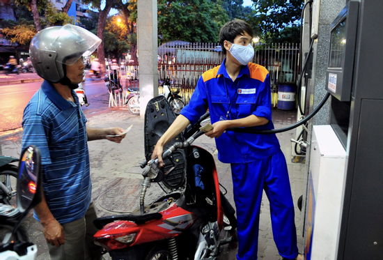 Vì sao giá xăng dầu giảm mạnh, có loại hạ tới gần 8.000 đồng/lít?